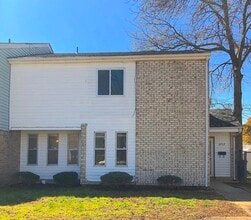 Building Photo - GORGEOUS 4 BED/2.5 BATH! END UNIT TOWN HOM...