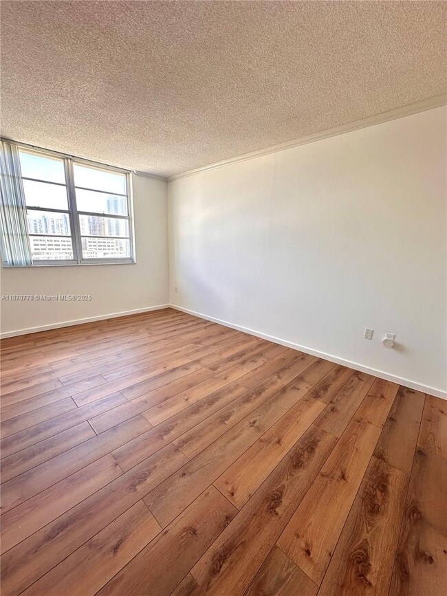 Building Photo - 300 Bayview Dr