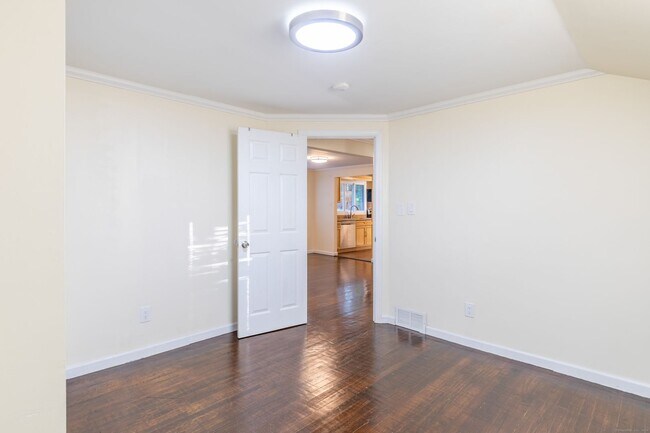 Building Photo - Spacious 4 bedroom single family home at t...