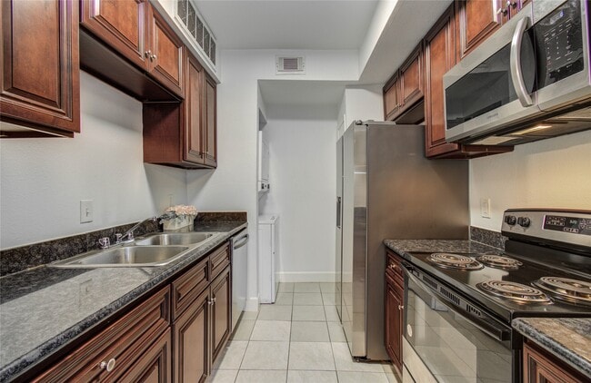 Building Photo - 9707 Richmond Ave.