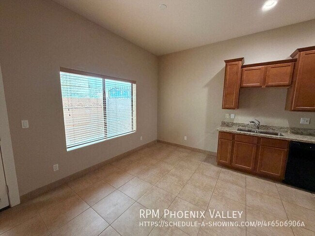 Building Photo - 897 E Roma Ave