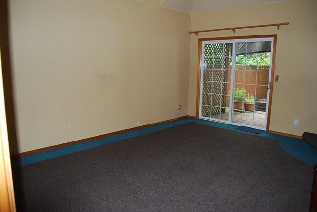 Building Photo - 3 Bedroom 2 Bath Home Newberg OR