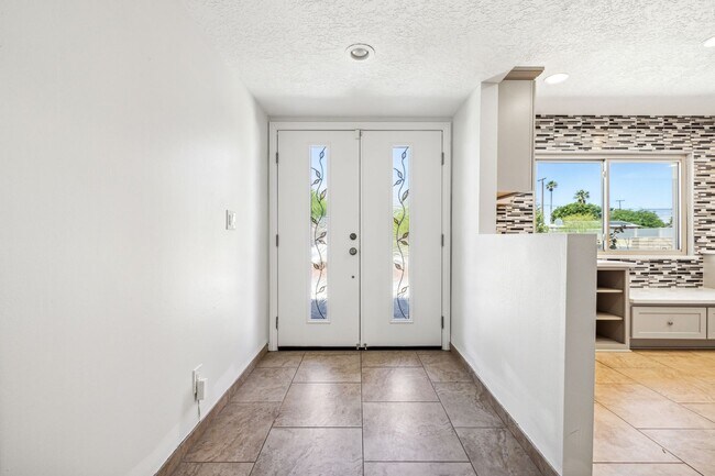 Building Photo - 3 Bed / 2 Bath Home with Bonus Room, Pool and Two Car Garage.