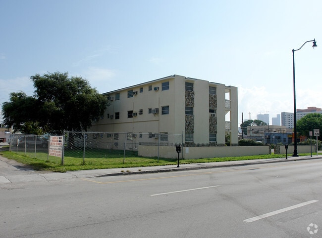 Building Photo - 835 SW 1st St