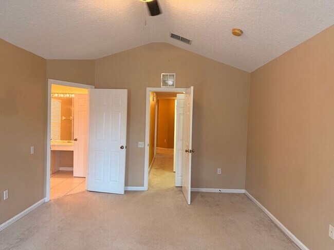 Building Photo - MOVE-IN SPECIAL!!! Townhome 3 Bedroom/2.5 Bathroom in Winter Park in a gated community