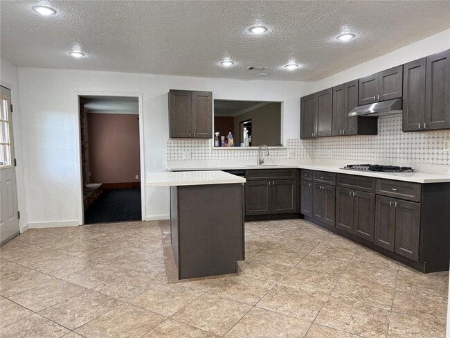 Building Photo - 702 Omega Cir