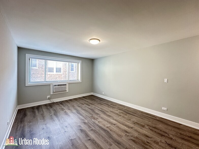 Building Photo - 528 W Surf St