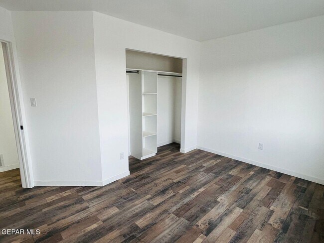 Building Photo - 530 S Yarbrough Dr