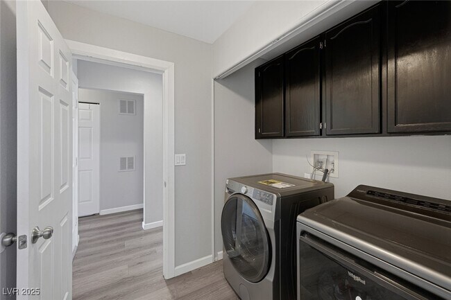 Building Photo - 8433 Dry Cliff Cir