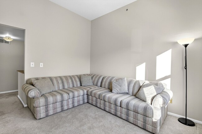 Building Photo - Creekside 1st floor unit Showing Saturday 2/7 10am-10:15am