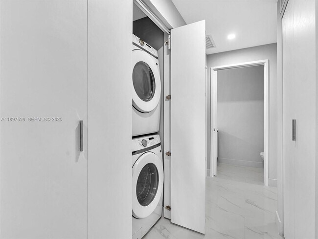 Building Photo - 700 NE 24th St