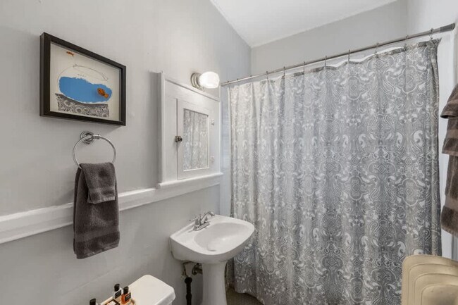 Building Photo - 536 Hawthorne Ln