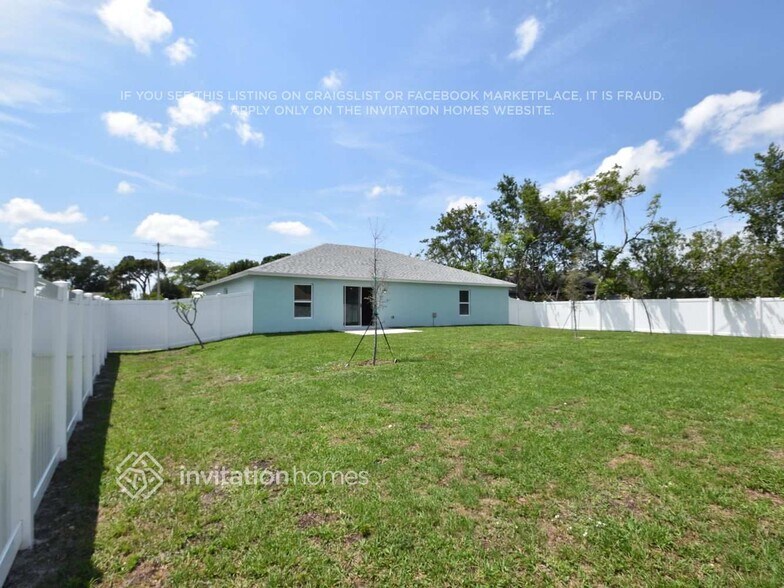 Building Photo - 1021 SE Airoso Blvd