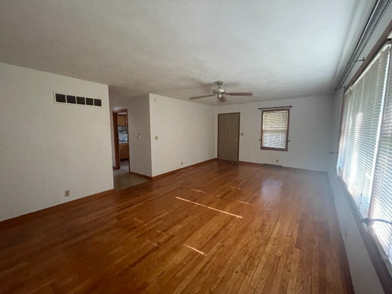 Building Photo - 1302 E Mumford Dr