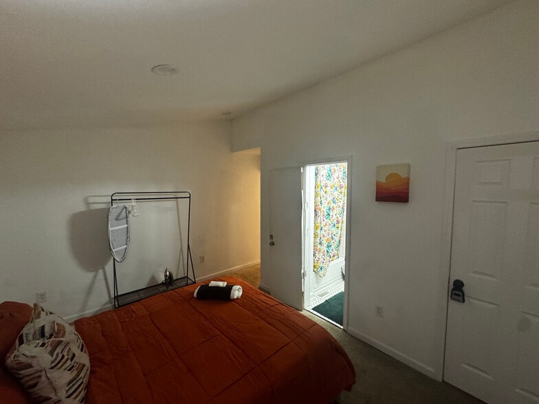 Building Photo - Room in House on Jackson Dr