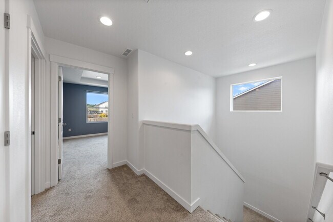 Building Photo - Large Recent Construction Home with Bonus Room!
