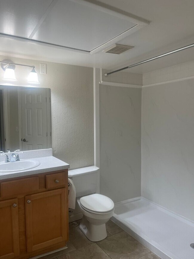 Building Photo - 315 Lakepointe Dr