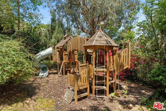 Building Photo - 2700 Glendower Ave