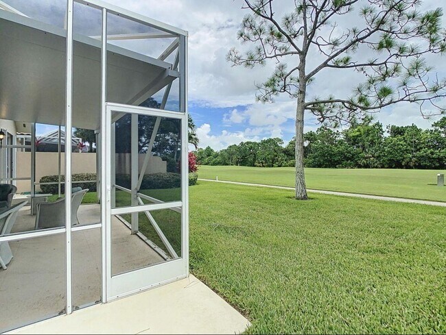 Building Photo - 8533 SE Palm Hammock Ln