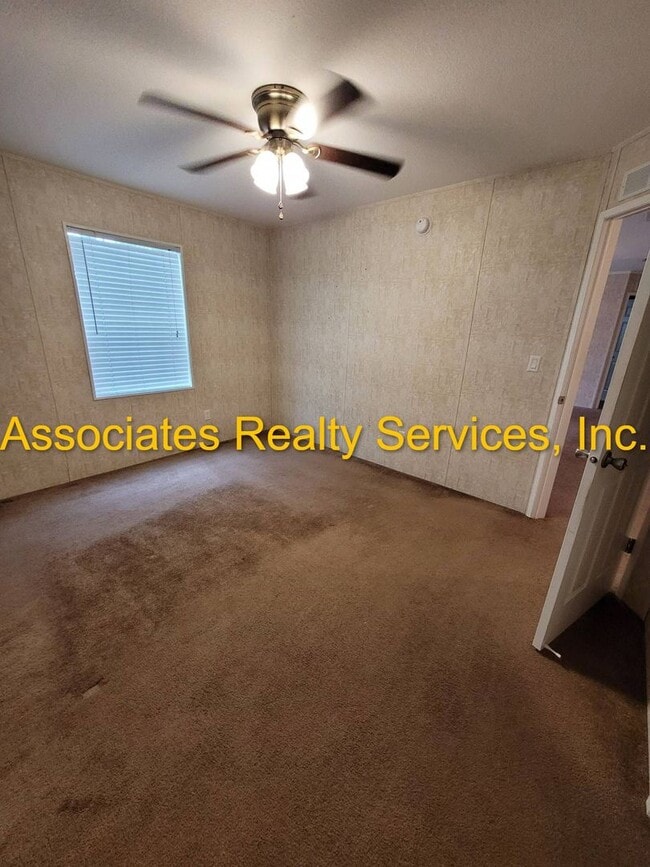 Building Photo - Remodeled and just on the Market!