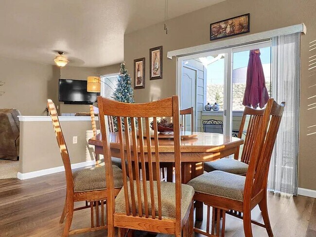 Building Photo - Quiet & Clean 2 bed / 2 bath Condo with Garage