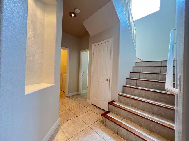 Building Photo - Beautiful and well-maintained two-story home in summerlin