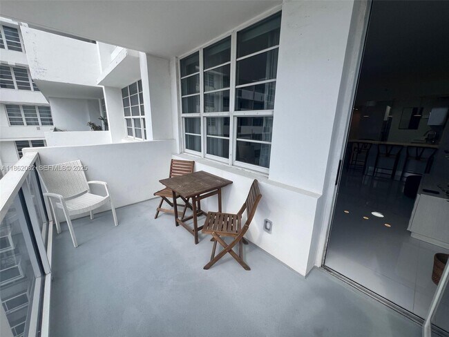 Building Photo - 100 Lincoln Rd