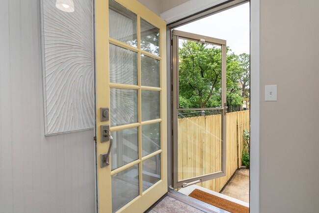 Building Photo - Charming Townhome | 5 Bed | 3.5 Bath | 2,400 Sf | Covered Front Porch & Large Fenced-In Backyard ...