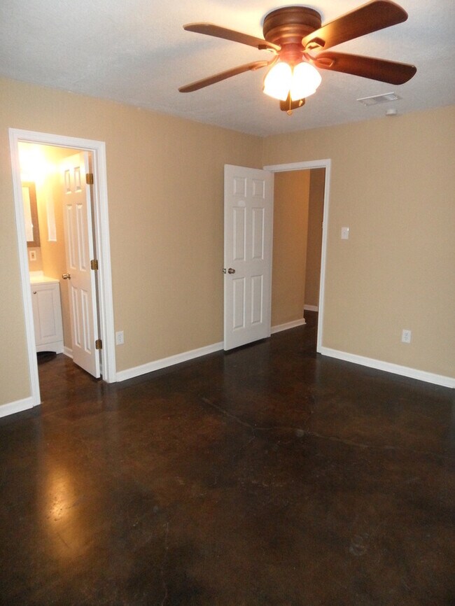 Building Photo - ~ Gorgeous 3 Bedroom 2 Bathroom Home ** La...