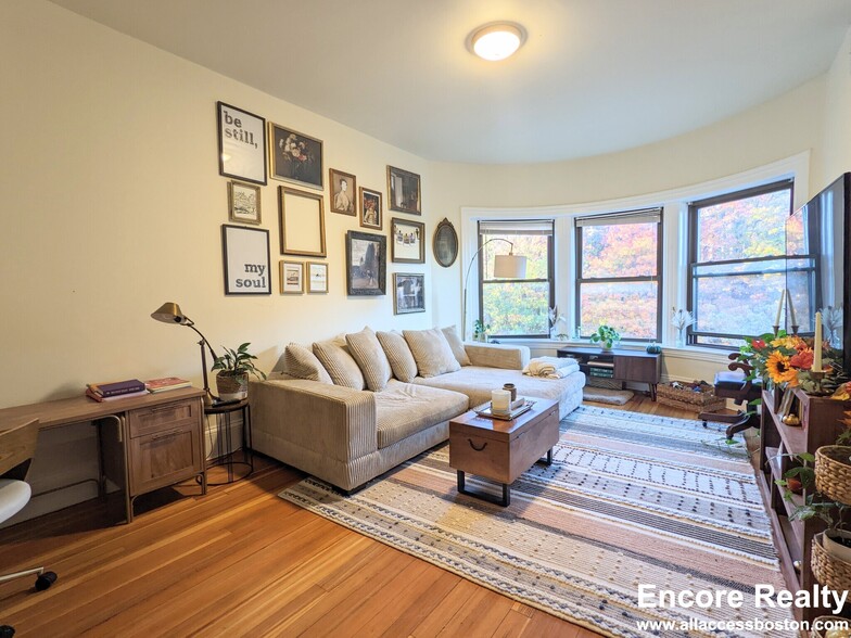 Building Photo - 1463 Beacon St