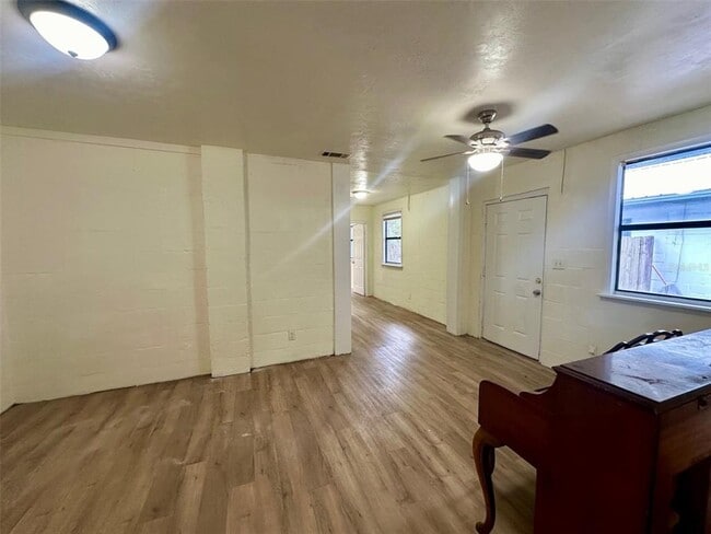 Building Photo - 651 NE Waldo Rd