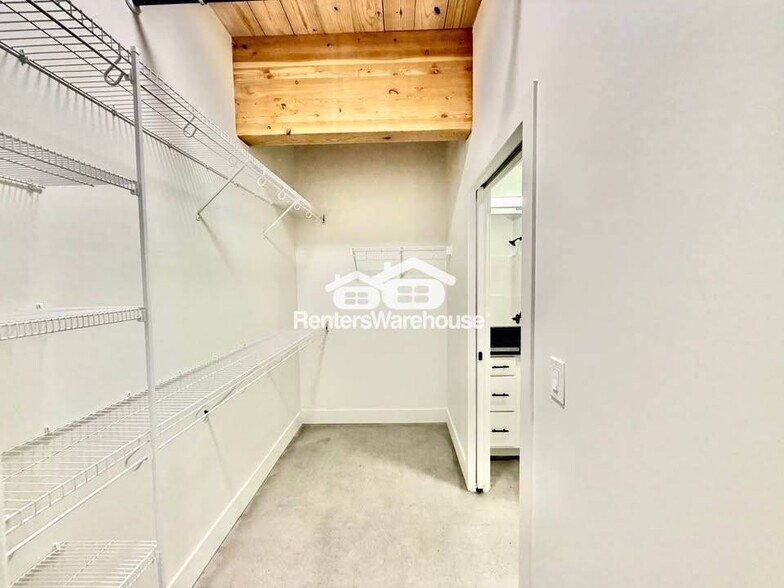 Building Photo - 2701 Ingersoll Ave