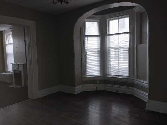 Building Photo - 437 W Walnut St