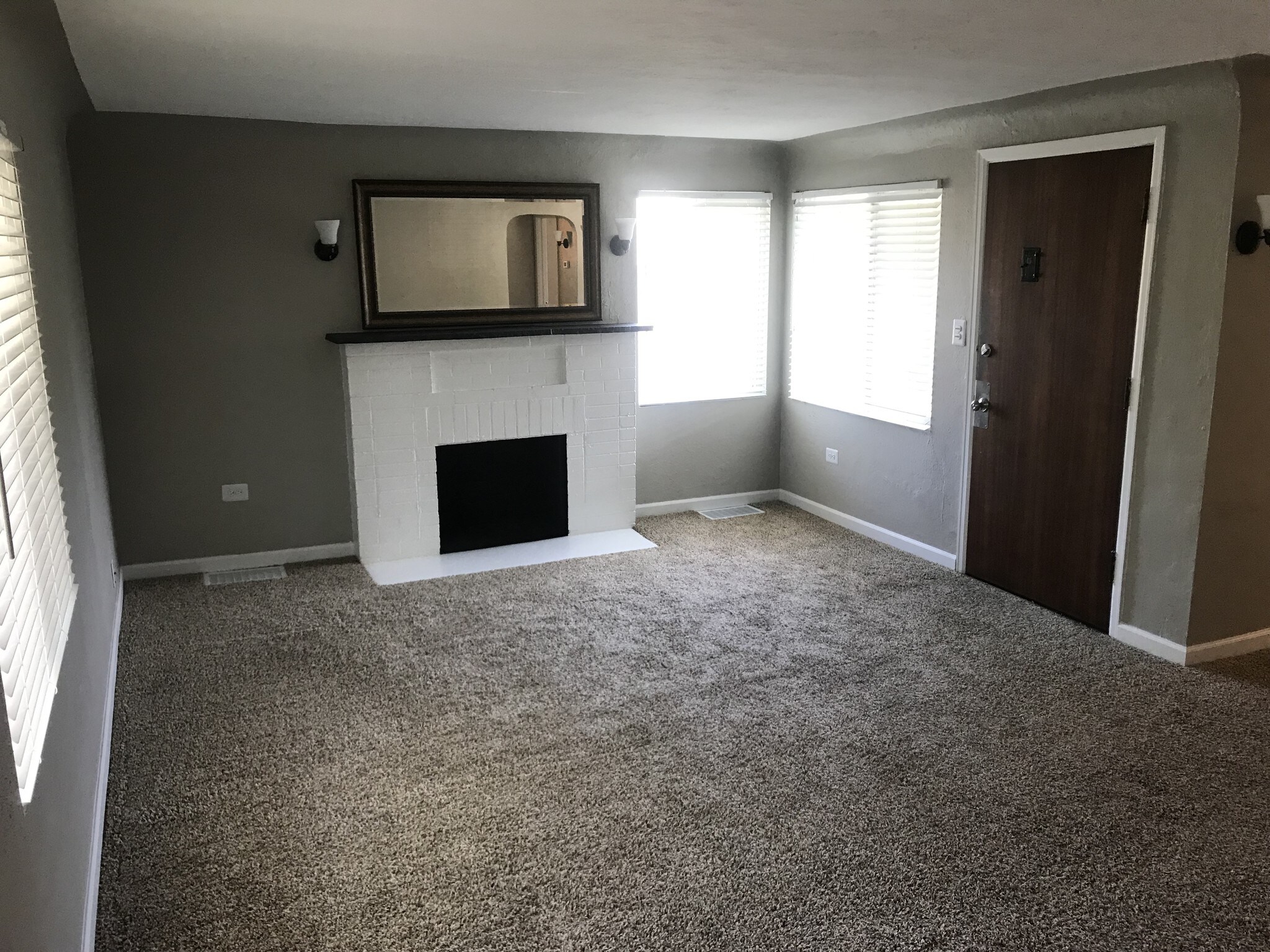 L shape living room 22 X 19 - 2801 S Clarkson St