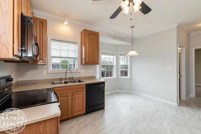 Building Photo - 335 Moonlight Dr