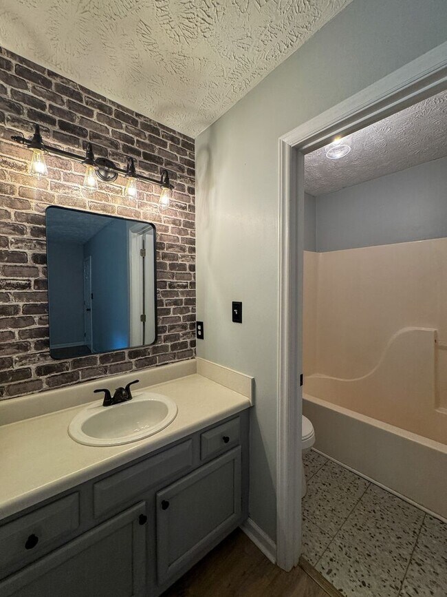 Building Photo - Cute 3 Bed 2 Bath Home in Spring Lake