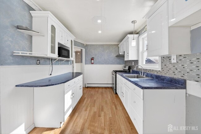 Building Photo - 114 Larch St