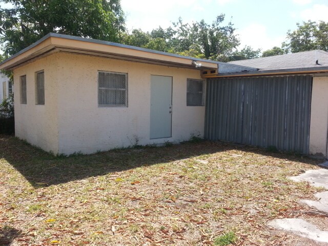 Building Photo - Spacious 2/1 Single Family House with large fenced in yard!!