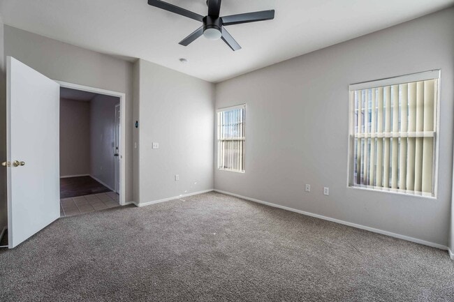 Building Photo - Gated Community Luxury Condo!