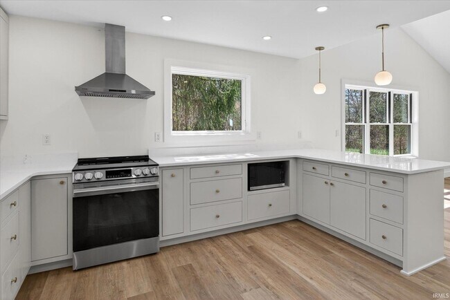 Building Photo - 4620 S Woodbine Dr