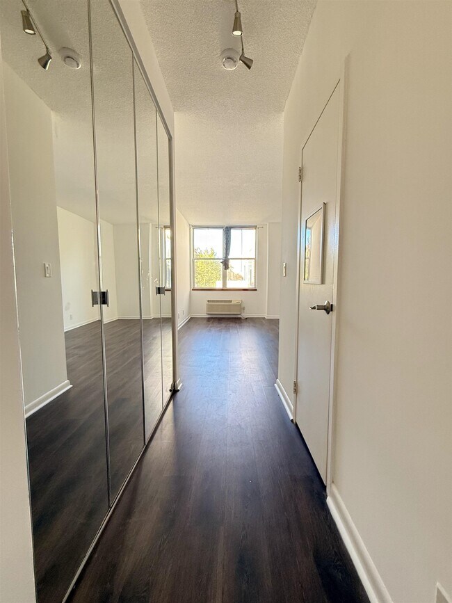 Building Photo - 200 Grand Cove Way