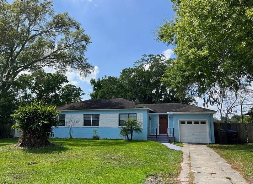 Primary Photo - 811 Canterbury Ln