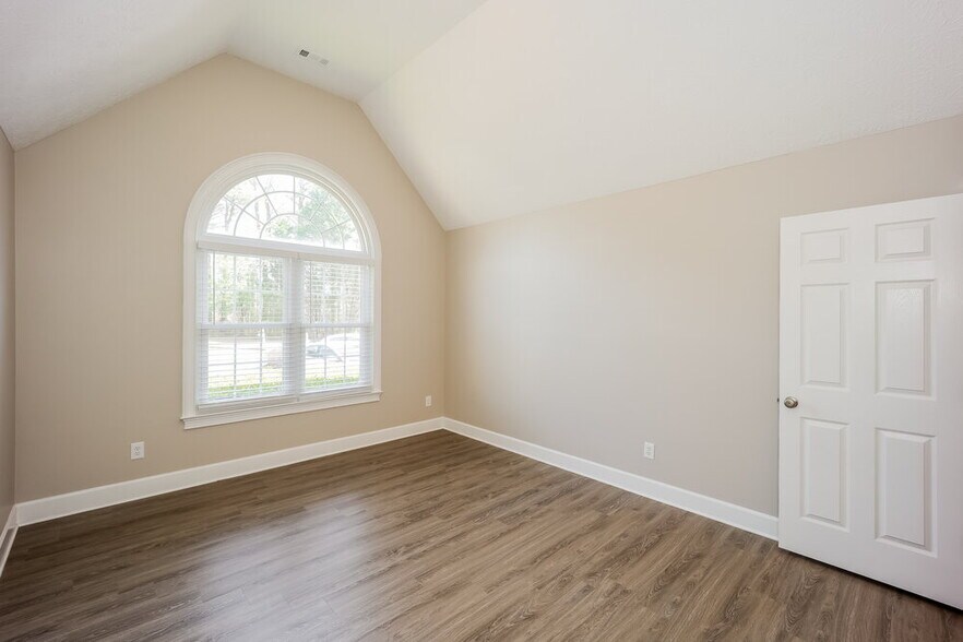 Building Photo - 495 Fairway Ct