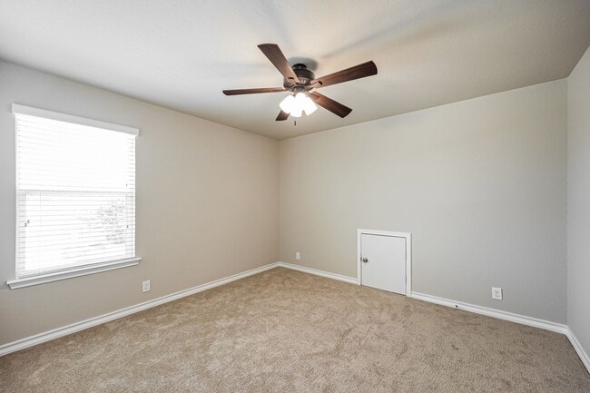 Building Photo - 5 BR/3.5BA | Newly Renovated Single Family Home | 1-Car Garage Parking | Fenced Backyard!