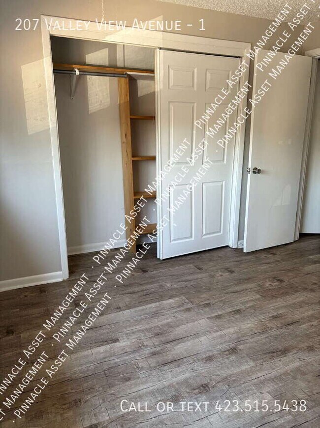 Building Photo - 207 Valley View Ave