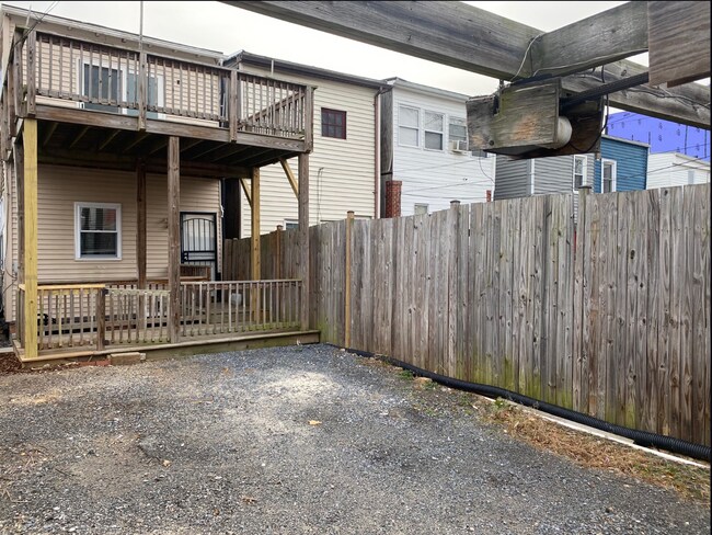 Building Photo - Available Now!  // 3bedroom 2.5 bathroom C...