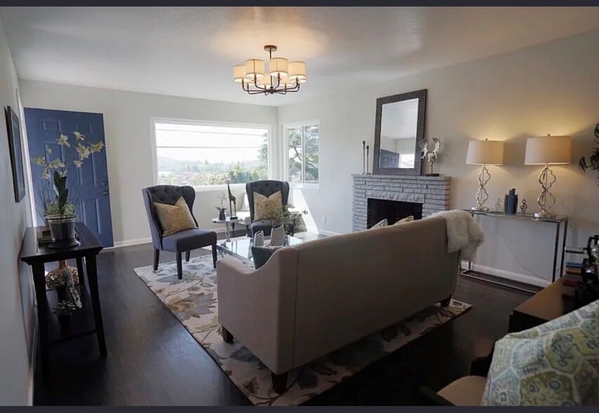 Living Room - 2515 Oliver Ave