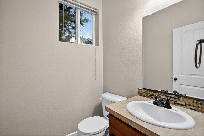 Building Photo - Free rent!  1/2 off the first months rent with a lease signed by 1/5/26