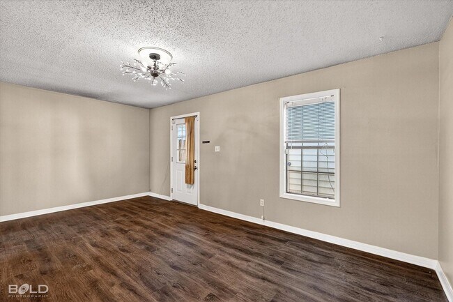 Building Photo - Harts Landing - Right next to the pool! One month half off rent!