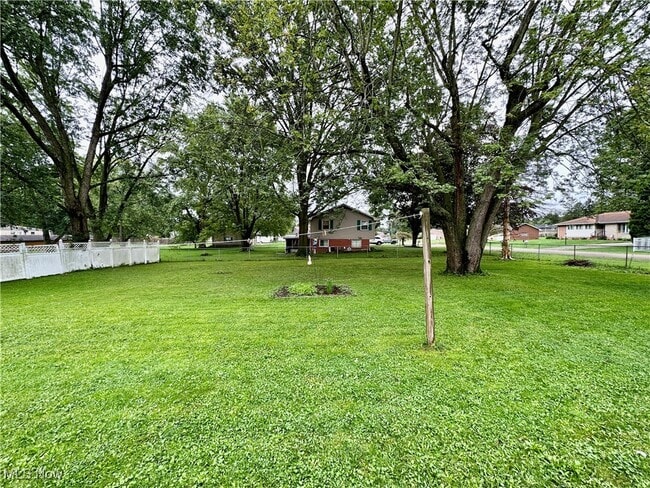 Building Photo - 1370 W Vine St